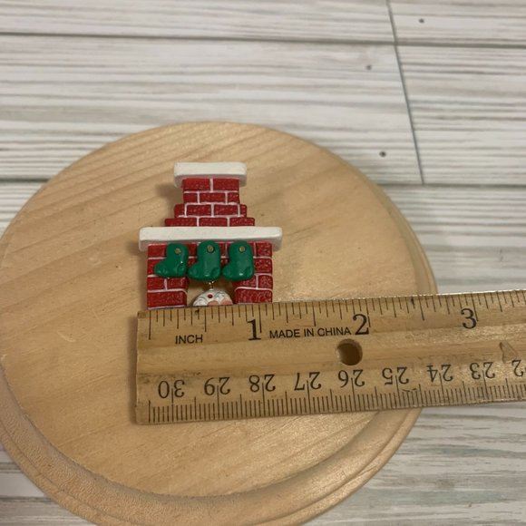Vintage Hallmark Christmas Santa Peek A Boo Fireplace Brooch - Picture 6 of 6